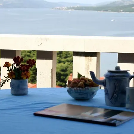 In With Seaview, Terrace, Air Condition, Wifi Apartment
