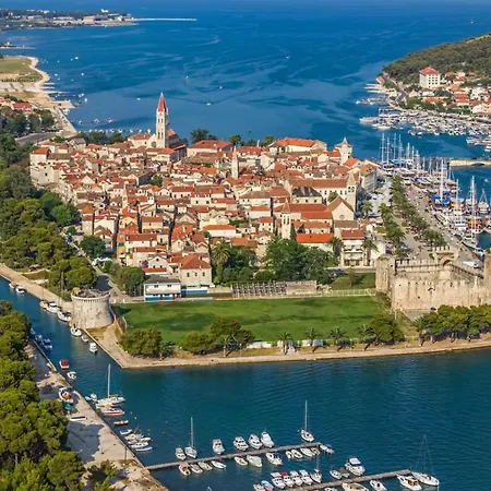 In With Seaview, Terrace, Air Condition, Wifi Trogir