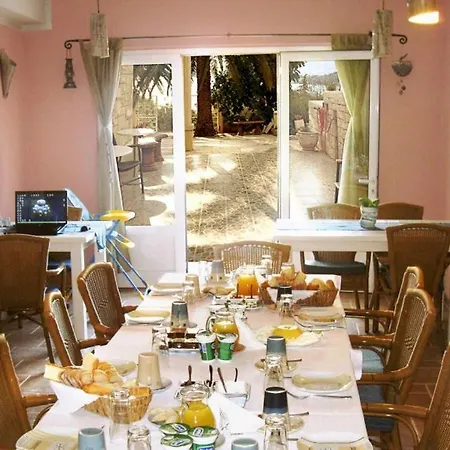 In With Seaview, Terrace, Air Condition, Wifi Apartment *
